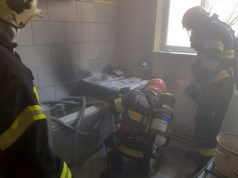 Incendiu violent la parterul unui bloc de garsoniere. Cinci persoane, transportate la spital